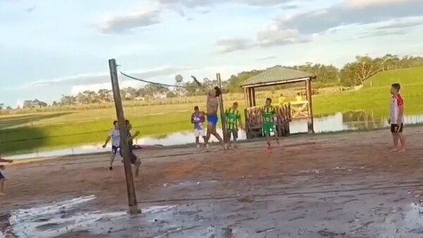 Gustavo Gómez deslumbra en otro deporte durante sus vacaciones