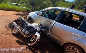 Choque entre moto y auto deja un lesionado 