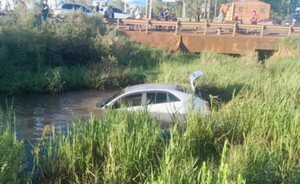 Familia resulta lesionada tras choque y caída a un arroyo  