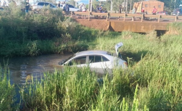 Familia resulta lesionada tras choque y caída a un arroyo  