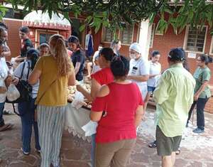 Manos solidarias que reconfortan: entregaron pan dulce a familias de pacientes en el Hospital Regional - Nacionales - ABC Color