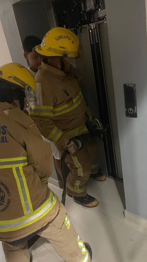 Bomberos azules rescatan a siete personas atrapadas en ascensor de clínica privada - Concepción al Día