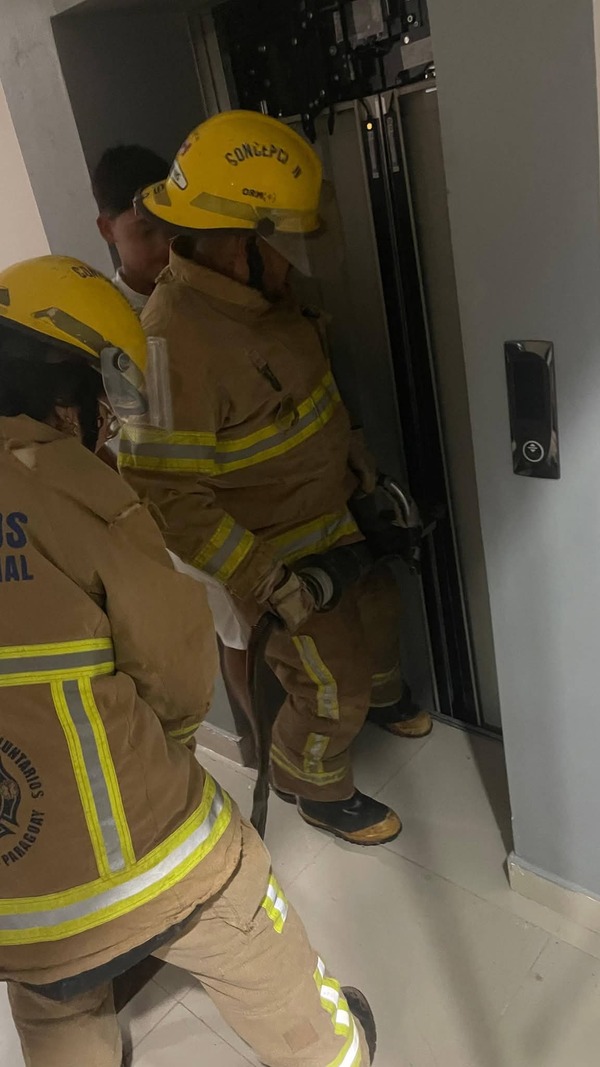 Bomberos azules rescatan a siete personas atrapadas en ascensor de clínica privada - Concepción al Día
