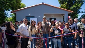 Peña inicia el año inaugurando casas y con varias promesas
