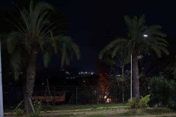 Aeropuerto militar de Caracas, con restos de fuego y daños en vallado tras explosiones - Mundo - ABC Color