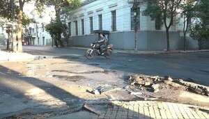 Peligrosos baches pululan en el centro de Asunción - Nacionales - ABC Color