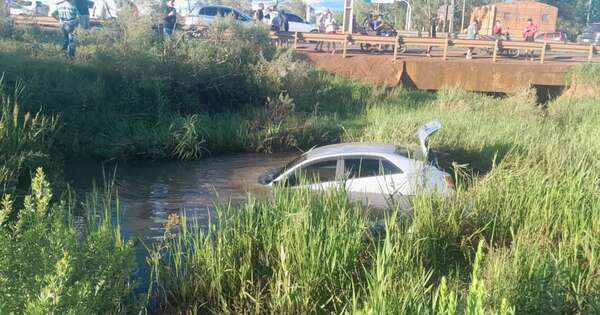 La Nación / Tras varios vuelcos, el vehículo cayó a un arroyo y los cinco ocupantes salieron ilesos