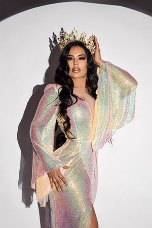 Popular / Embajadora de belleza hace colecta para niños de Incan para el día de Reyes