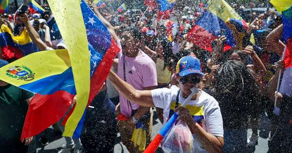 La Nación / Venezolanos celebran en Chile: “Por fin vamos a regresar a casa”