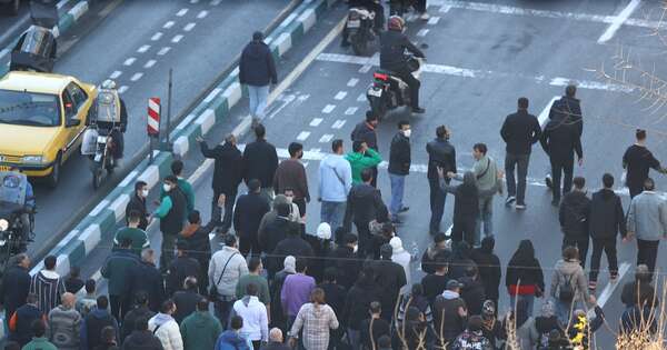 La Nación / Líder de Irán reconoce demandas “justas” de protestas que suman 12 muertos