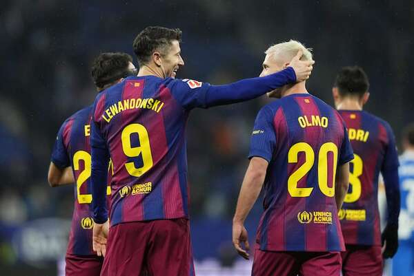 Olmo y Lewandowski rescatan al líder en un complicado derbi frente a Espanyol - Fútbol Español - ABC Color