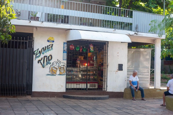 Despensas de barrio: El refugio que resiste al minisúper