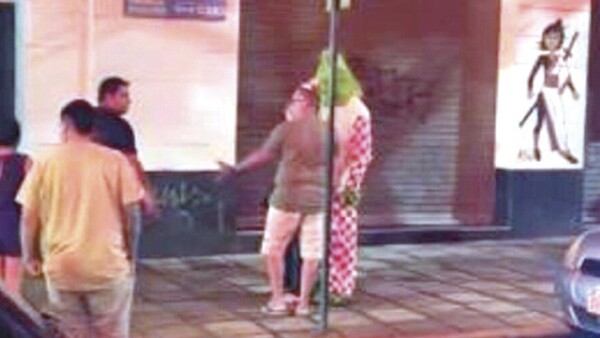 Pirevai de Año Nuevo: Le pegaron al Grinch