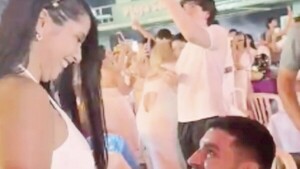 Le pidió matrimonio ¡justito al dar las 12!