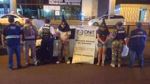 Pareja detenida en el Puente de la Amistad con más de 133 kilos de marihuana  - ABC en el Este - ABC Color