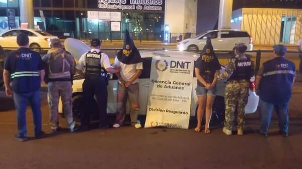 Pareja detenida en el Puente de la Amistad con más de 133 kilos de marihuana  - ABC en el Este - ABC Color