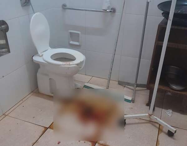 Mujer dio a luz en el baño de un hospital por presunta falta de atención  - ABC en el Este - ABC Color