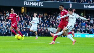 Fulham amarga al Liverpool en el final