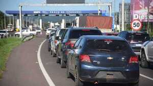 Operativo retorno: Largas filas y tránsito lento en zonas de peaje