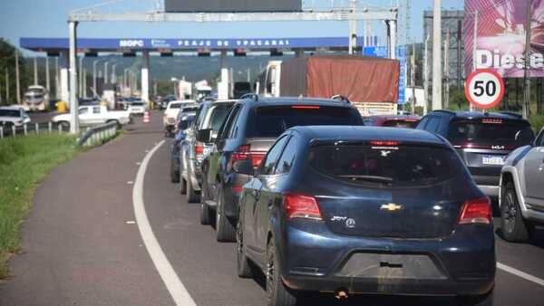 Operativo retorno: Largas filas y tránsito lento en zonas de peaje