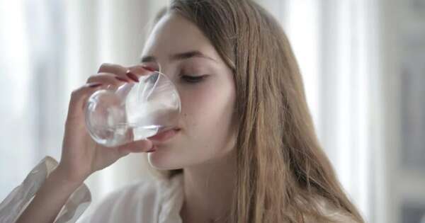 La Nación / Salud aconseja beber ocho vasos de agua al día y protegerse ante olas de calor