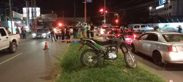 Fernando de la Mora: joven motociclista fallece tras chocar contra columna sobre Mariscal López - Policiales - ABC Color