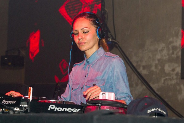 Deborah De Luca en San Bernardino: Techno en el Anfiteatro