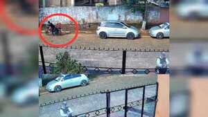 Le robaron la moto mientras aplaudía en una casa ajena para entregar el pedido