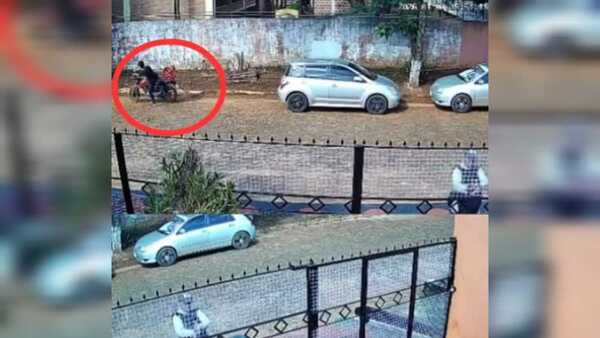 Le robaron la moto mientras aplaudía en una casa ajena para entregar el pedido