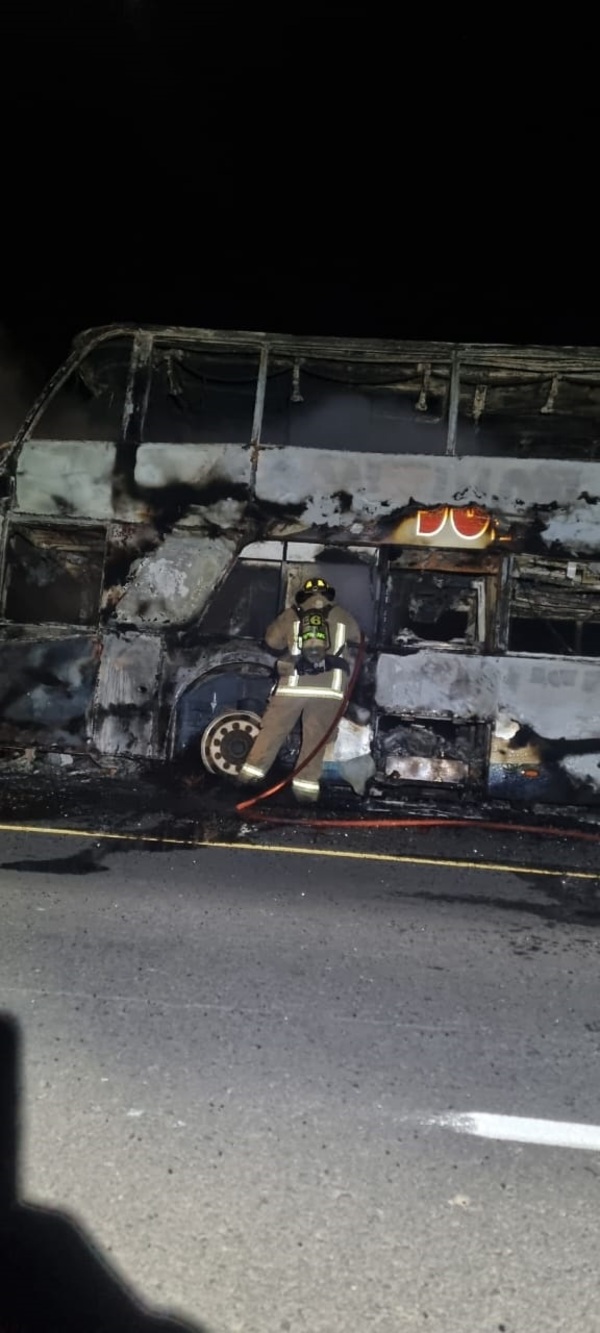 Bus quedó hecho cenizas tras incendio en Benjamín Aceval - trece