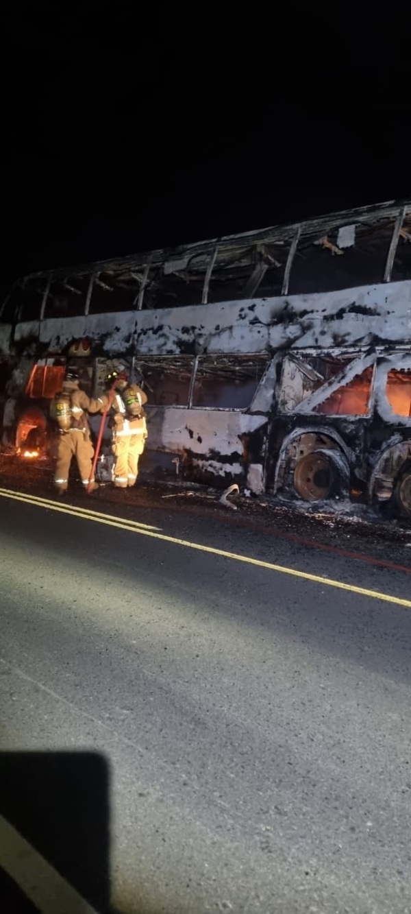 Incendio destruye ómnibus de larga distancia en Benjamín Aceval | Unicanal