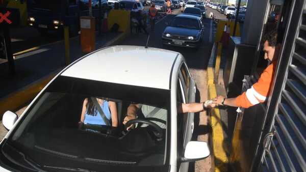 Caótico retorno: 50.000 vehículos colapsaron peajes de San Bernardino e Ypacaraí, reporta MOPC