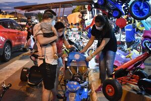 Intenso movimiento por Reyes Magos en zona del Mercado 4 - trece