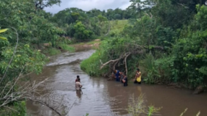 Buscan a sospechoso de presunto feminicidio de una mujer hallada muerta en arroyo de Azote’y