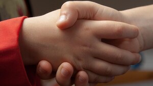 Niña pequeña fallece tras caer de la motocicleta que conducía su hermana de 11 años