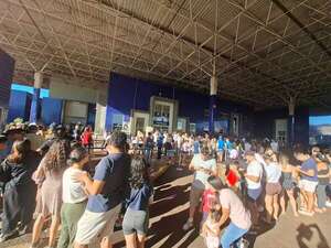 ¡Atención viajeros al Brasil! Hay demoras y largas filas para cruzar a Foz de Yguazú - ABC en el Este - ABC Color