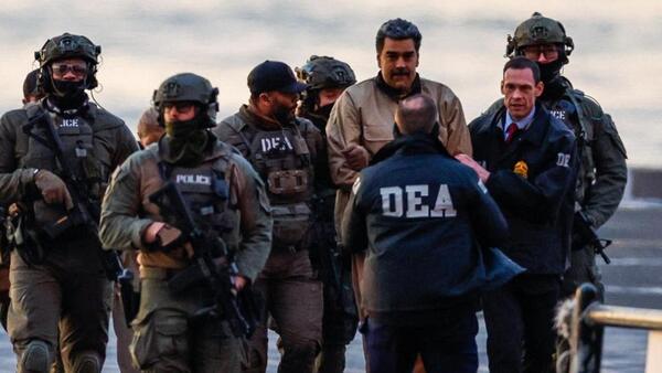 Imágenes impactantes: Maduro y su esposa esposados camino a la corte en Nueva York - ADN Digital