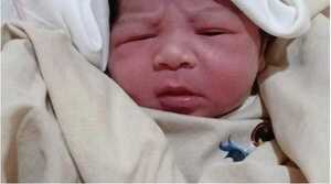 Popular / (VIDEO) Bebé nació tapére en la camioneta de una enfermera vale