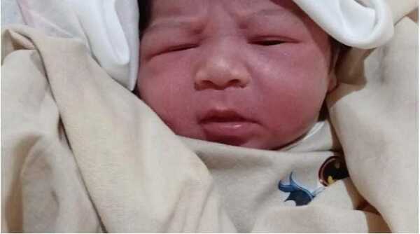 Popular / (VIDEO) Bebé nació tapére en la camioneta de una enfermera vale