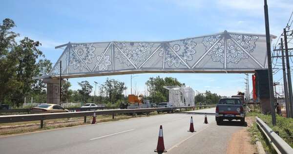 La Nación / Un auto cayó en la cuneta y sus dos ocupantes resultaron heridos en zona de Ñu Guasu