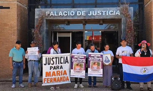 Familia de María Fernanda denuncia irregularidades y exige justicia frente al Palacio de Justicia de Coronel Oviedo - OviedoPress