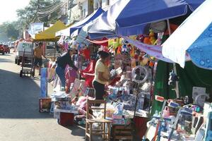 Comerciantes ya alistan juguetes para la festividad de Reyes en inmediaciones del Mercado 4