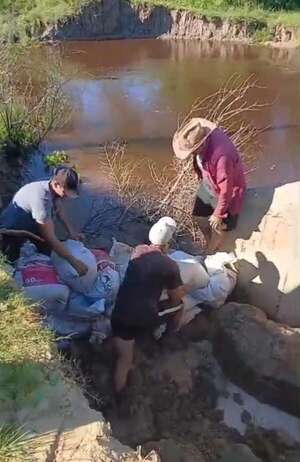 Caminos destruidos y ausencia estatal empujan a la autogestión vecinal en Ñeembucú - Nacionales - ABC Color