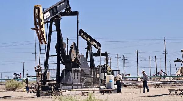 INCERTIDUMBRE EN VENEZUELA IMPULSA CAÍDA DE CASI 1% DEL PETRÓLEO