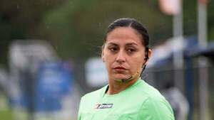 Jueces paraguayos con insignia FIFA