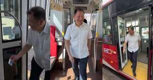 La Nación / Embajador de Taiwán subió a bus eléctrico y aprobó el funcionamiento