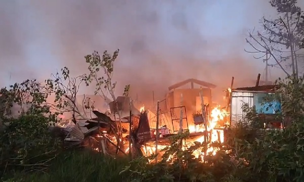 Fuego consumió una casa en el barrio Ricardo Brugada de Asunción y puso en riesgo a viviendas vecinas - OviedoPress