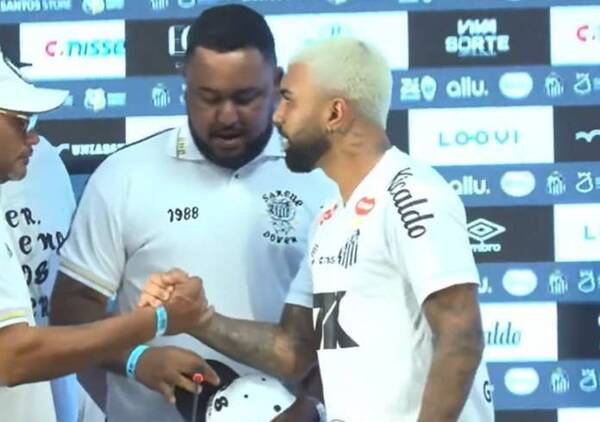 [VIDEO] Gabigol fue presentado en Santos, pero la barra katú le hizo una advertencia