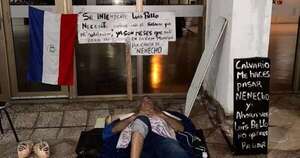 La Nación / Comuna de Asunción aclara que acordó pagos parciales con jubilado en huelga de hambre