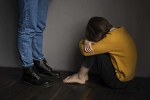 Detienen a un hombre por abuso contra su hija de 6 años